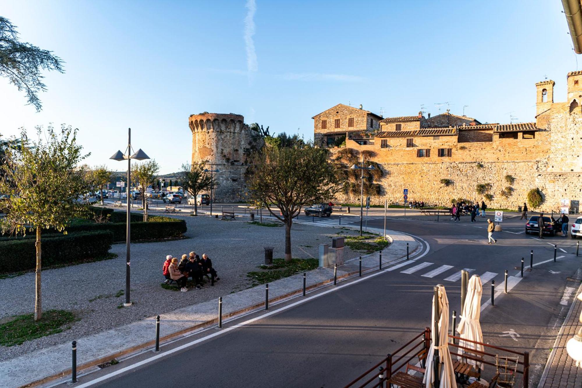 Bellavista Free Parking City Center سان جيمينيانو المظهر الخارجي الصورة